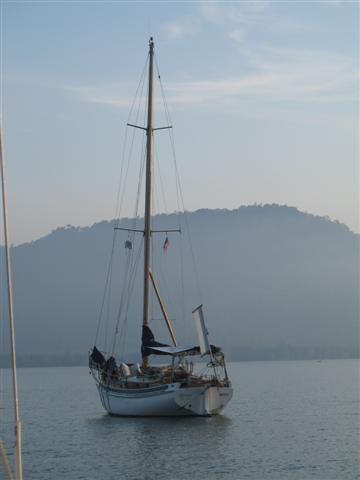 21. července 2008: Lumut Dřevěný Pateke, Bristol Channel Cutter, sesterská loď Tailesinu L&L Pardeyových, našich velkých vzorů!!! A majitel Phinton je dokonce osobně zná!!!